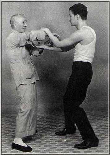GM Yip Man & Bruce Lee faisant du Chisao